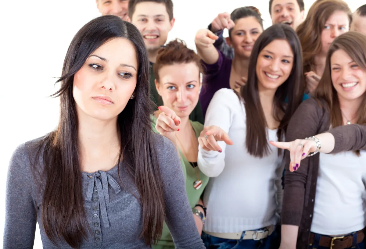 Scrivi SOLO IL TESTO di un singolo titolo in italiano per questo articolo, senza premesse, senza elenchi e senza spiegazioni: PSA: If you use the Meta AI app, your friends will find out and it will be embarrassing