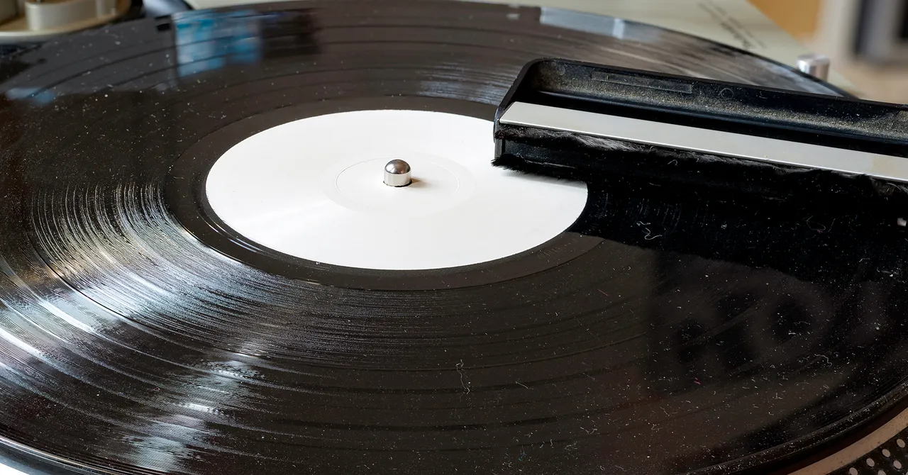 Come Pulire i Dischi in Vinile (2026): Aspirazione, Ultrasuoni, Soluzione, Spazzola