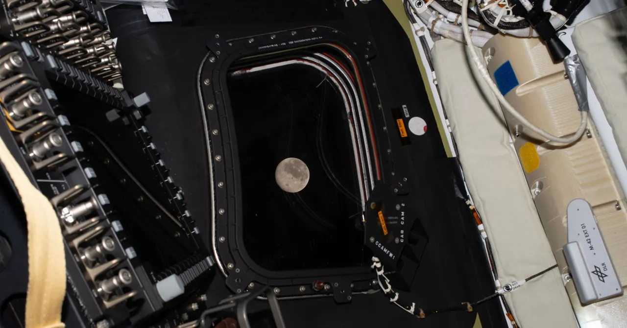 Scrivi SOLO IL TESTO di un singolo titolo in italiano per questo articolo, senza premesse, senza elenchi e senza spiegazioni: Artemis II Astronauts Safely Return to Earth After Historic Flight Around the Moon