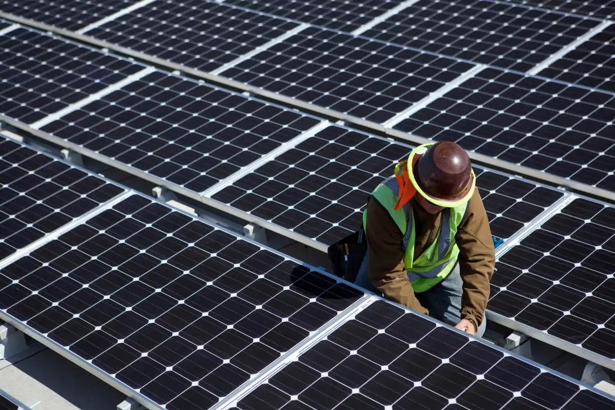 Il solare dominerà l’energia entro il 2035, ma i data center AI salveranno i combustibili fossili.
