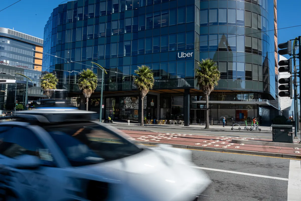 Uber punta a trasformare i suoi milioni di autisti in una rete di sensori per le aziende di guida autonoma