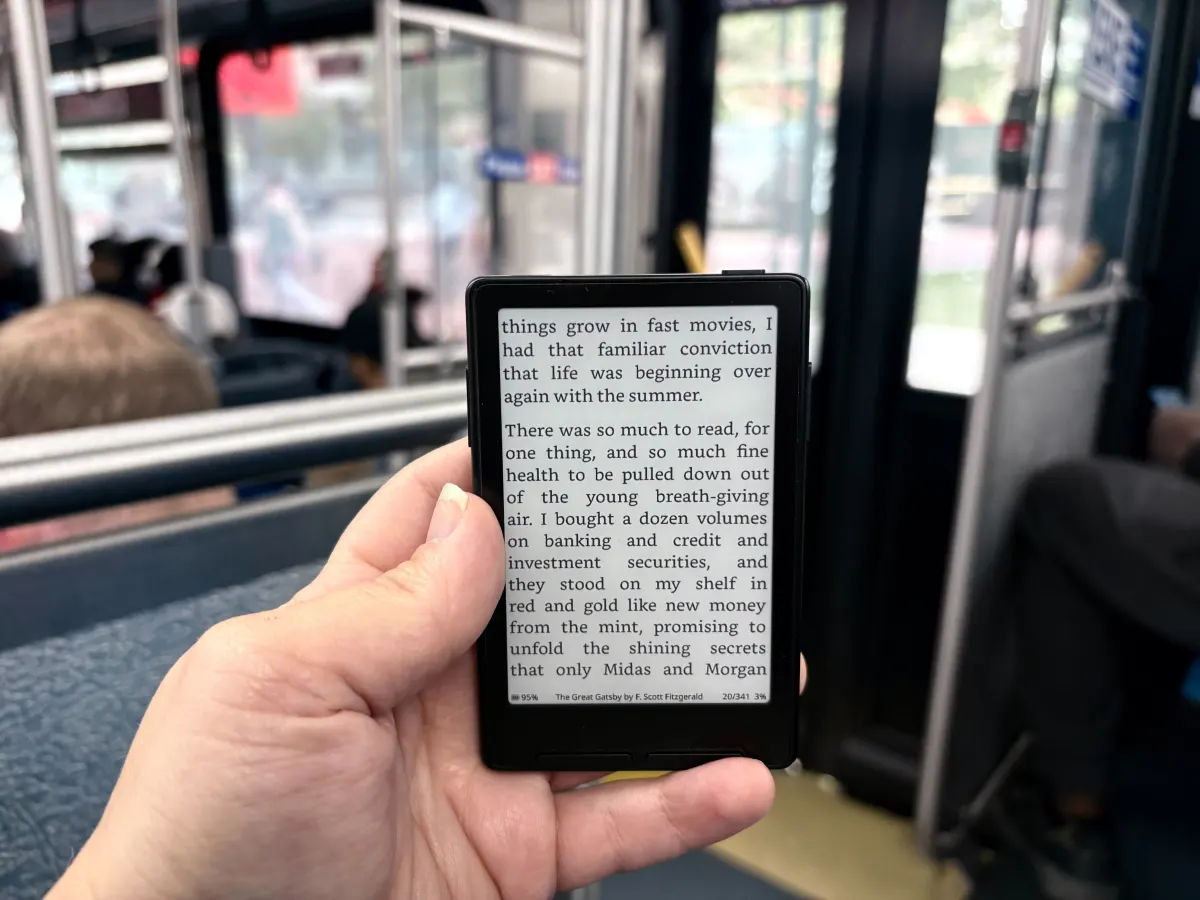 Questo minuscolo e-reader magnetico potrebbe frenare il tuo doomscrolling.