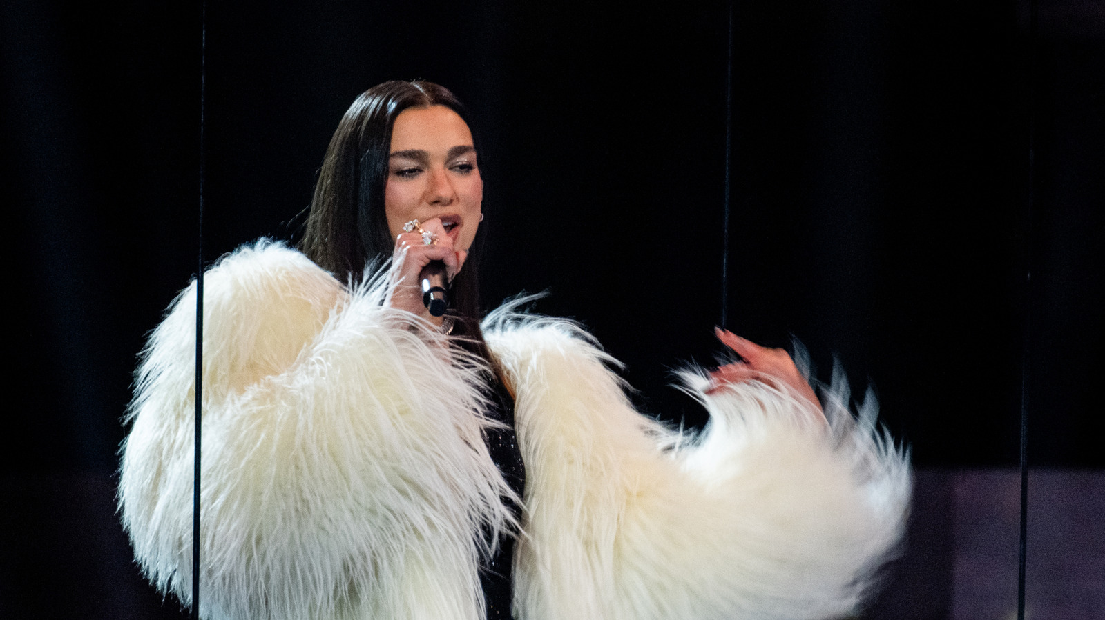 Dua Lipa Fa Causa a Samsung Per 15 Milioni di Dollari