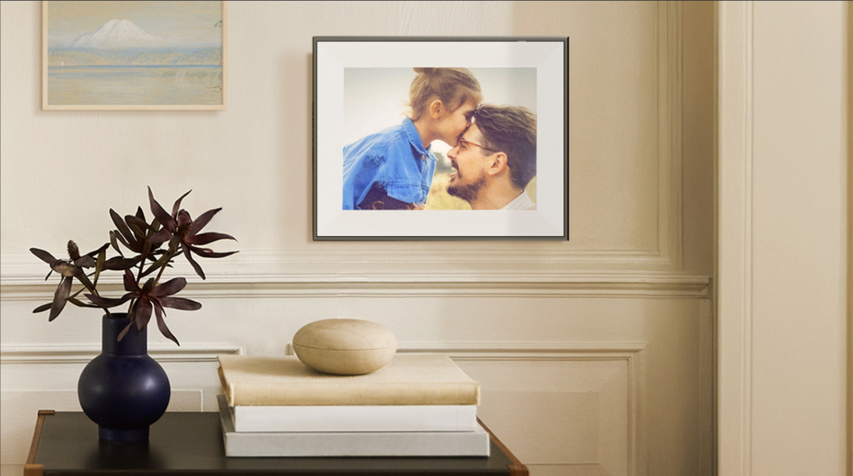 La cornice e-ink Aura è così reale da non sembrare digitale