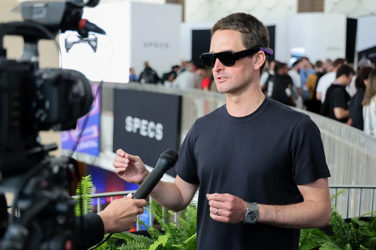 Il CEO di Snap evita domande sui preordini degli Specs nella call sugli utili del Q2