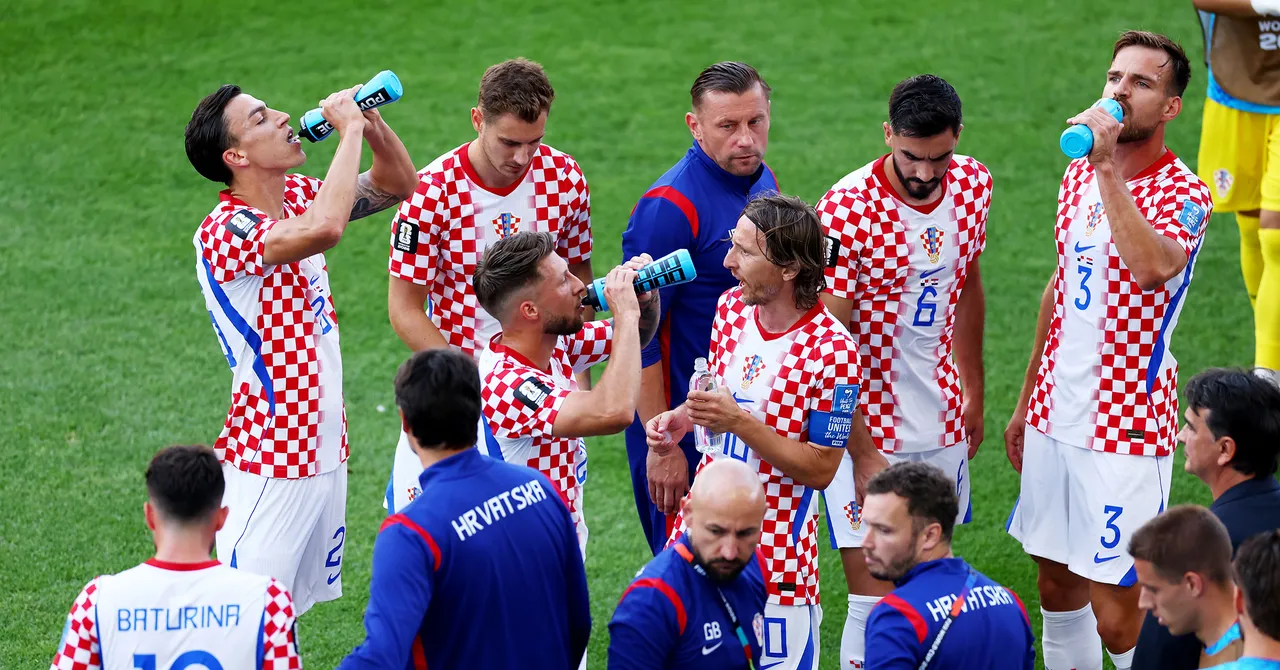 Le nuove pause idratazione del Mondiale fanno infuriare tutti, tranne chi ci guadagna.