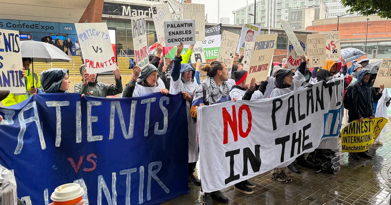 Proteste anti-Palantir nel Regno Unito: “Giù le mani dal nostro NHS” per l’accordo con il Servizio Sanitario Nazionale