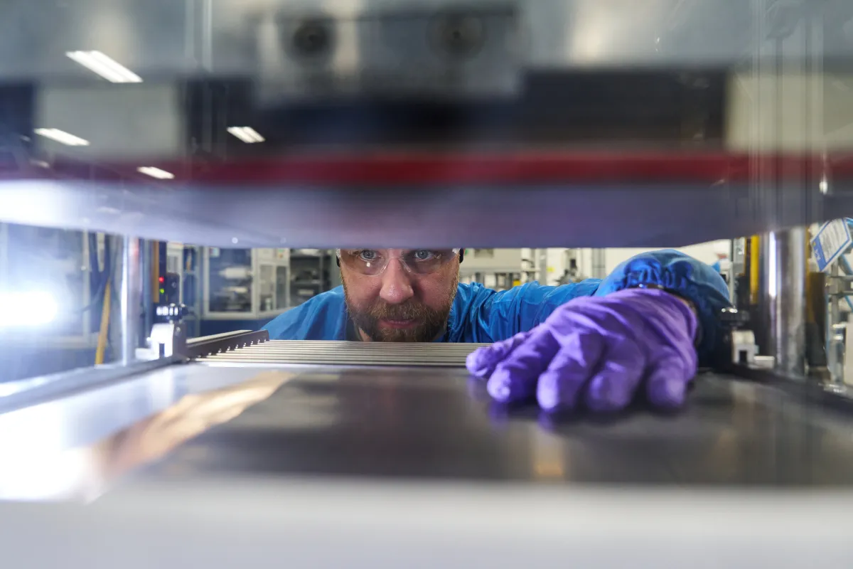 Il futuro elettrico di GM dipende da una nuova batteria e da questo edificio