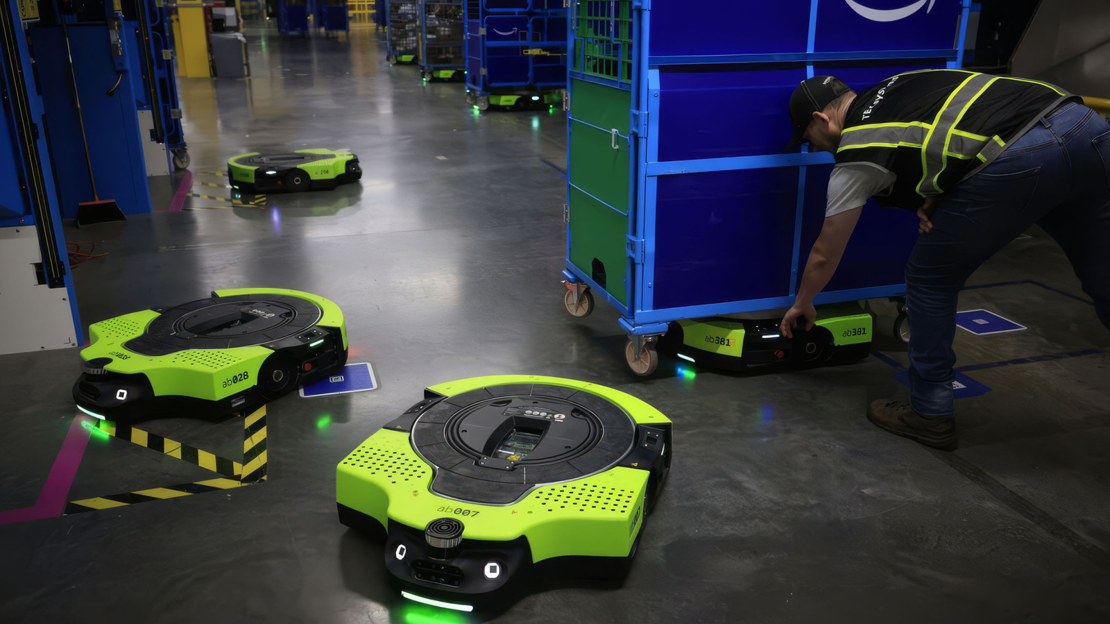 Il nuovo robot da magazzino Proteus di Amazon è completamente autonomo