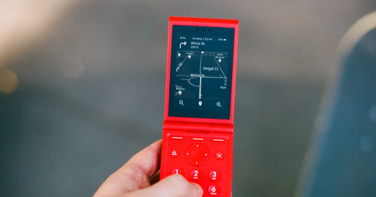 Il Light Flip è il telefono a conchiglia stiloso e basico dei tuoi sogni