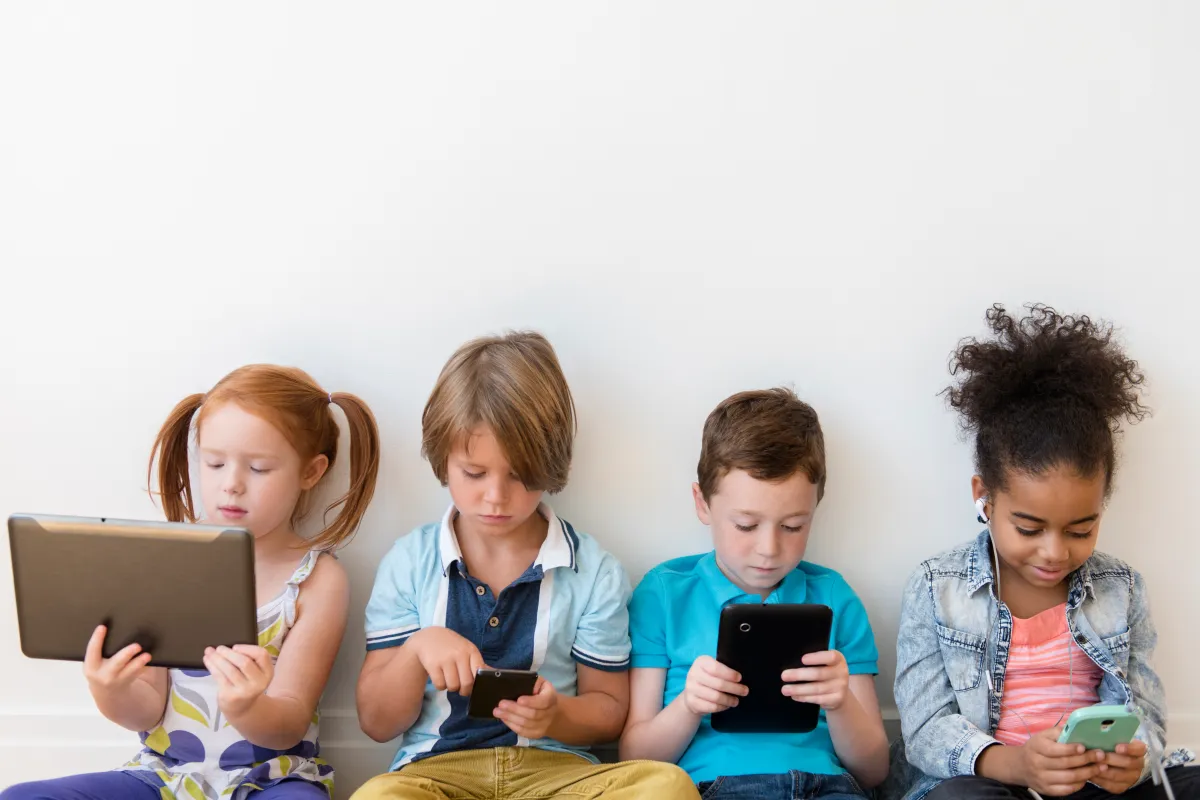 Telefoni più sicuri per i bambini: le aziende che rispondono all’appello dei genitori.