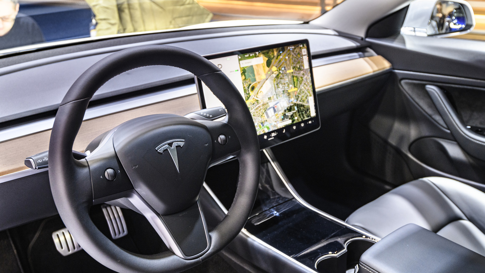 Conducente Tesla accusato di omicidio colposo per incidente in Texas che ha ucciso una donna nella sua abitazione