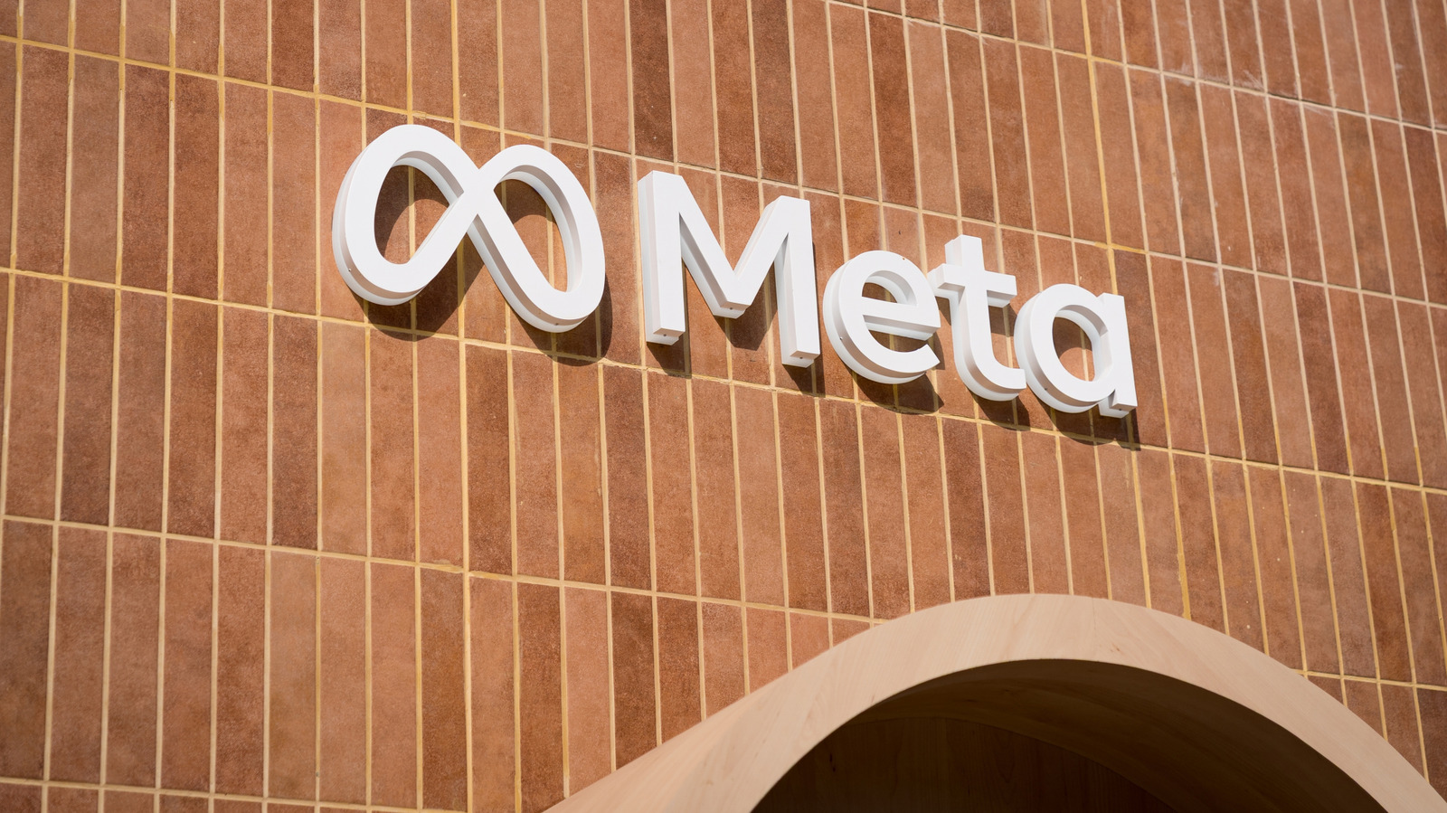 Meta rischia 1.4 trilioni di dollari in cause statali per la dipendenza dai social media