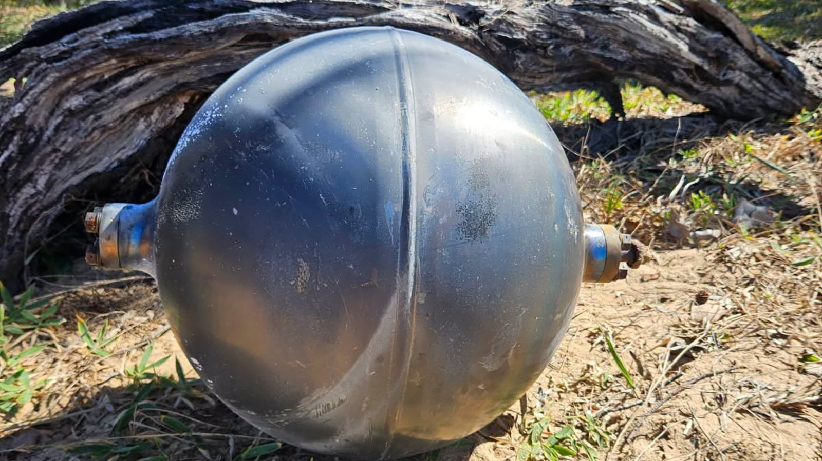 Sfere metalliche dallo spazio spuntano sulle spiagge australiane