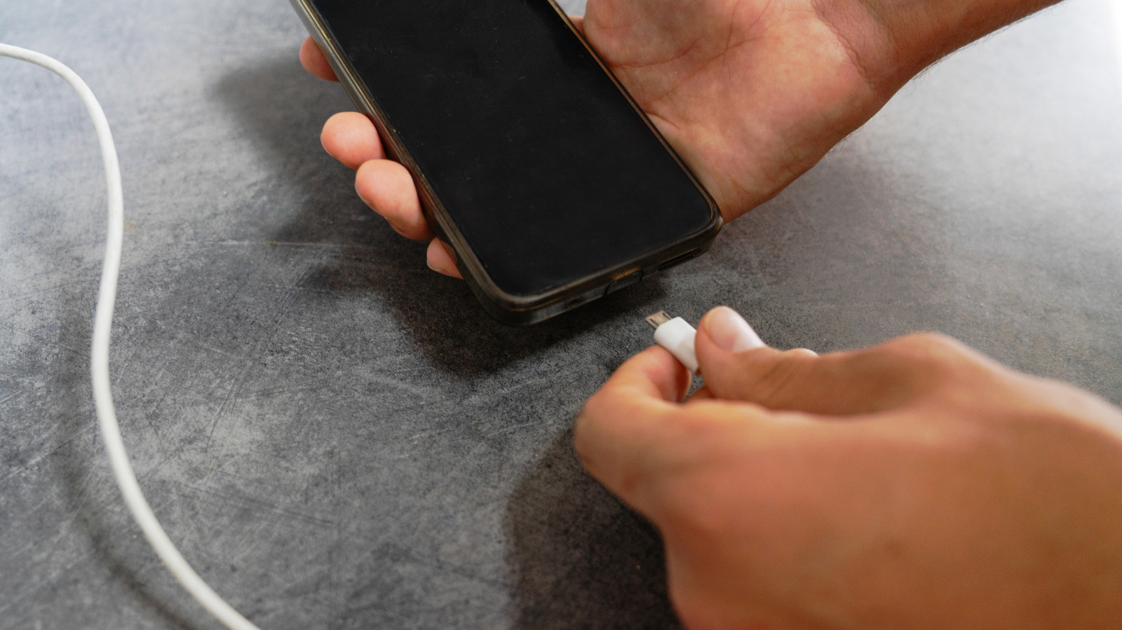 Perché i telefoni consumano batteria anche da spenti?