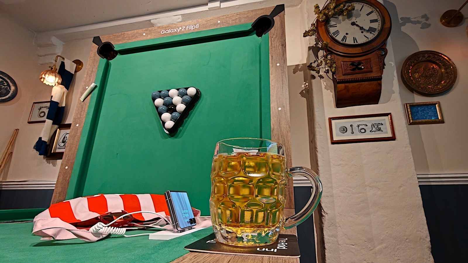 Al pop-up pub di Samsung a tema pieghevoli, le birre analcoliche erano pessime