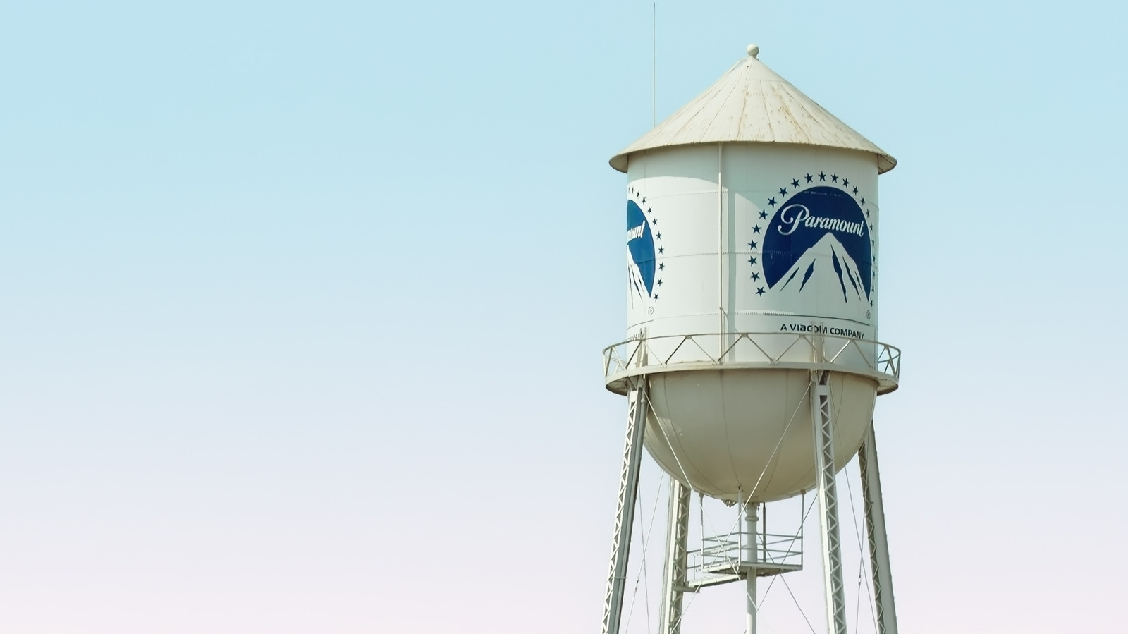 Paramount rinvia la fusione con Warner Bros. al 2027