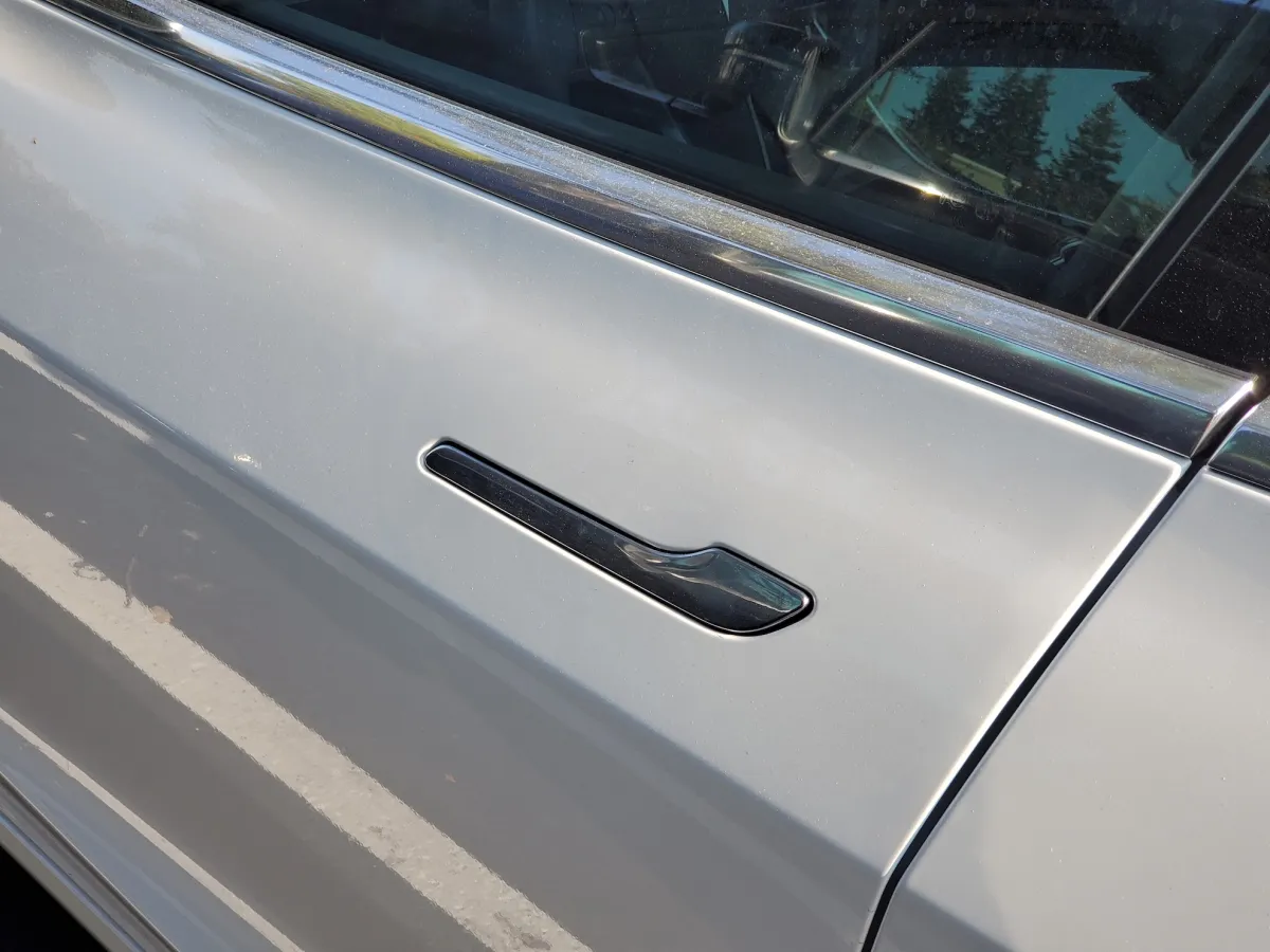 Le maniglie delle porte Tesla potrebbero innescare nuove norme di sicurezza negli USA