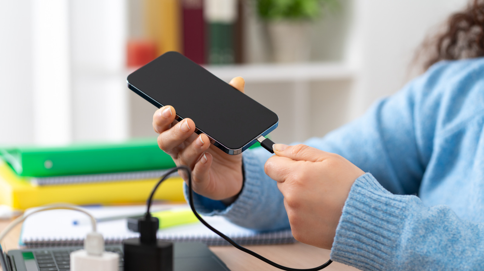 Usare il telefono in carica influisce sulla durata della batteria?