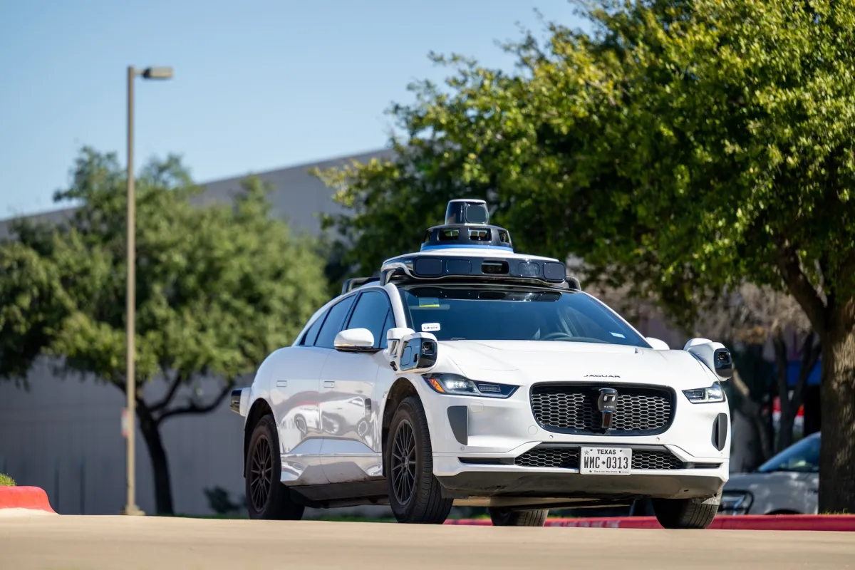 Waymo consegna documenti per l’indagine NHTSA sugli incidenti con minori