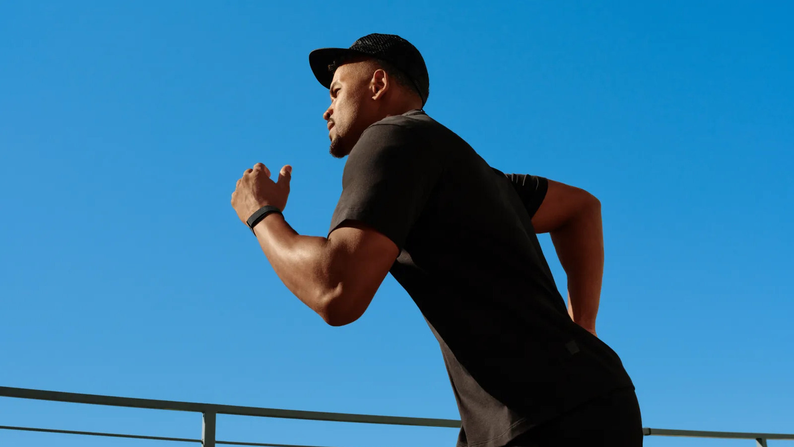 Fitbit Air Contro Whoop: Quale fitness tracker senza schermo è più adatto a te?