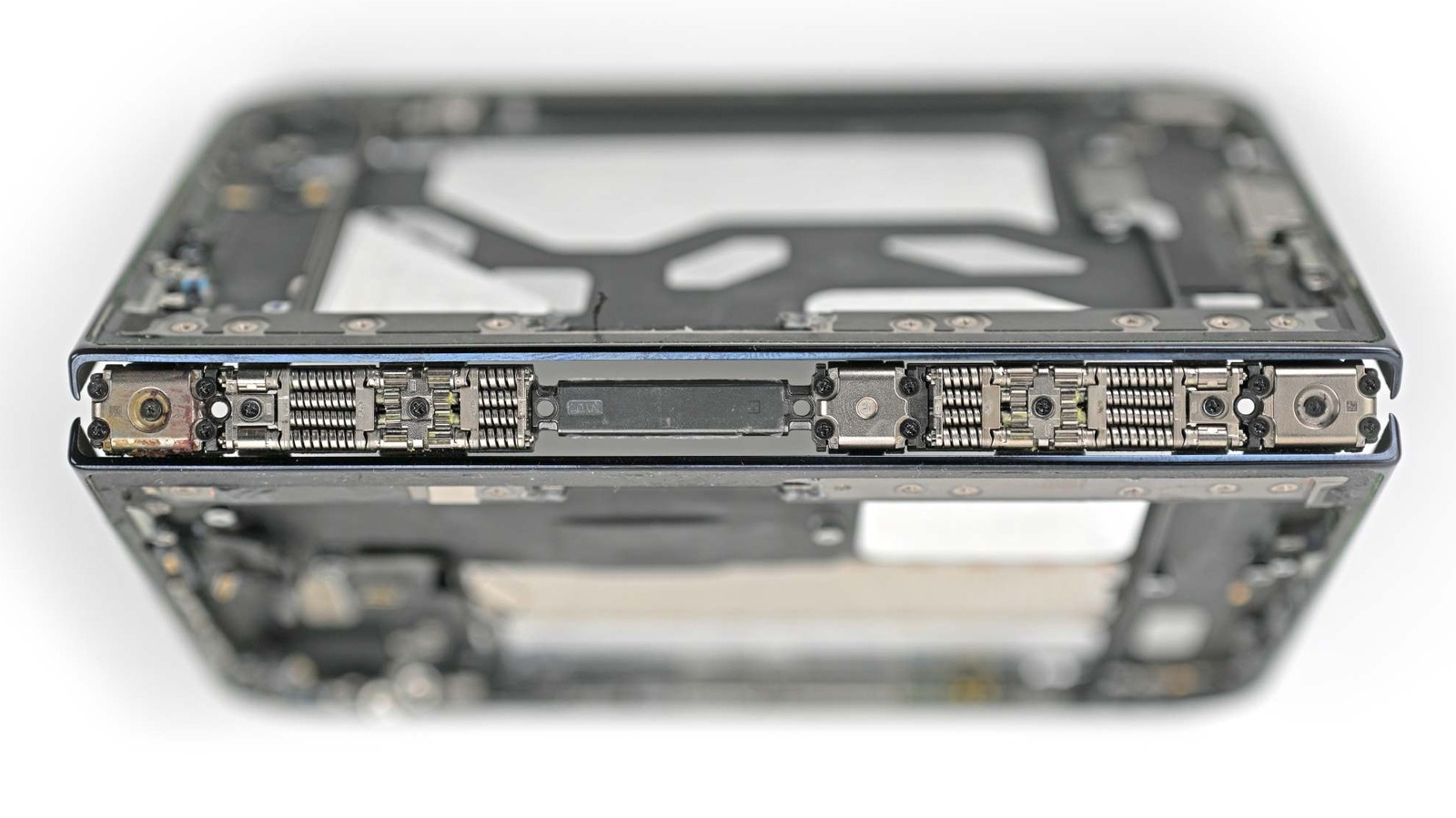 Il teardown di iFixit dei due iPhone rivela le potenziali cause degli schermi incrinati